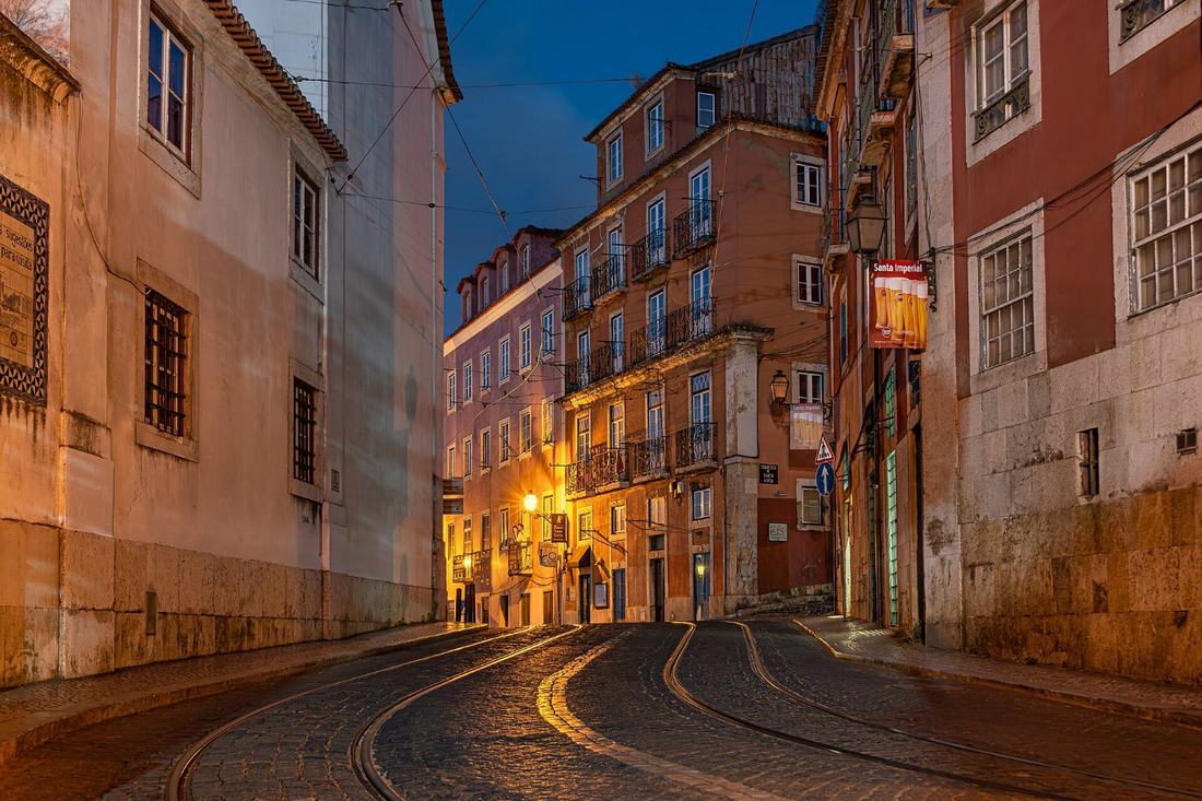 Rua da Alfama ao anoitecer, Lisboa