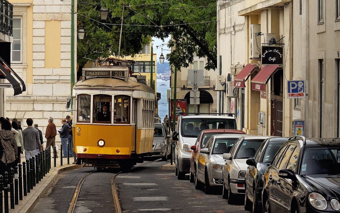 Elétrico 28 amarelo numa rua de Lisboa