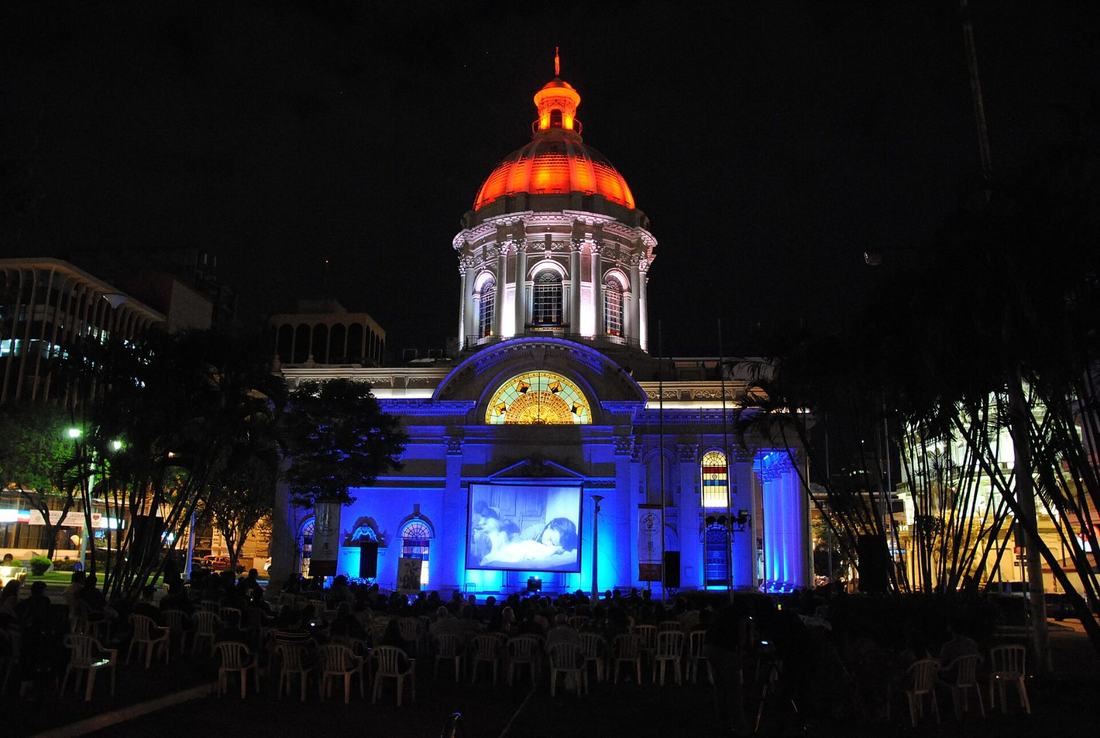 Panteão Nacional dos Heróis iluminado à noite, Assunção