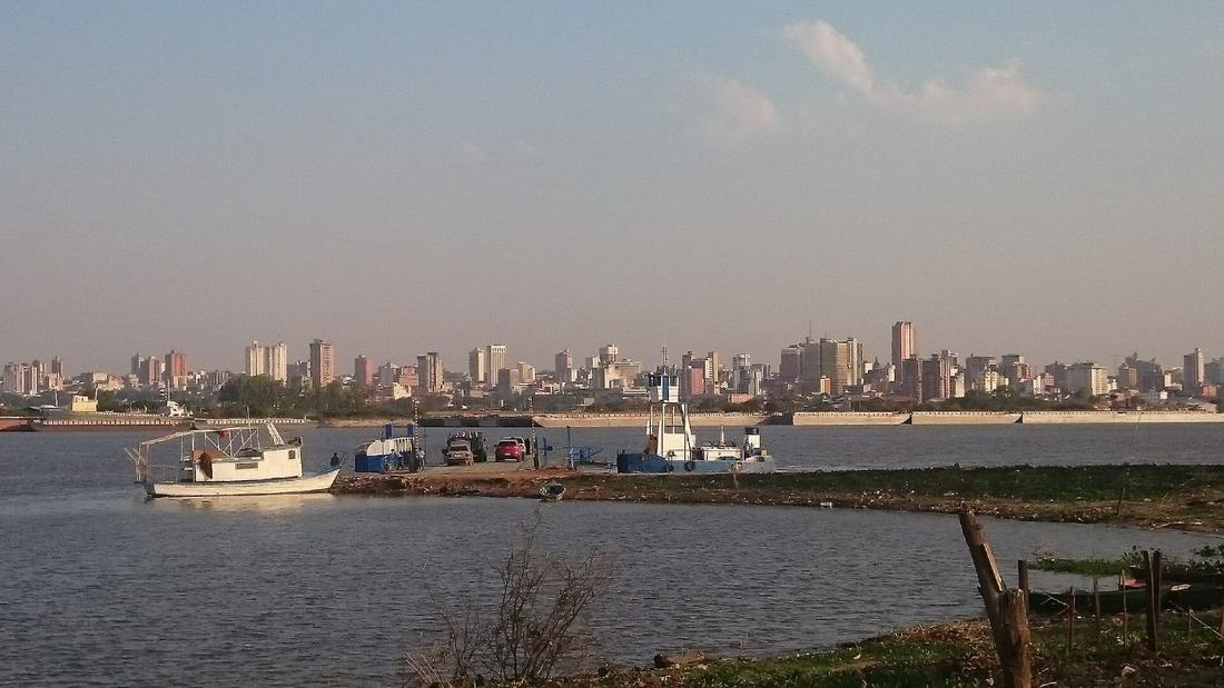 Vista de Assunção a partir do rio Paraguai