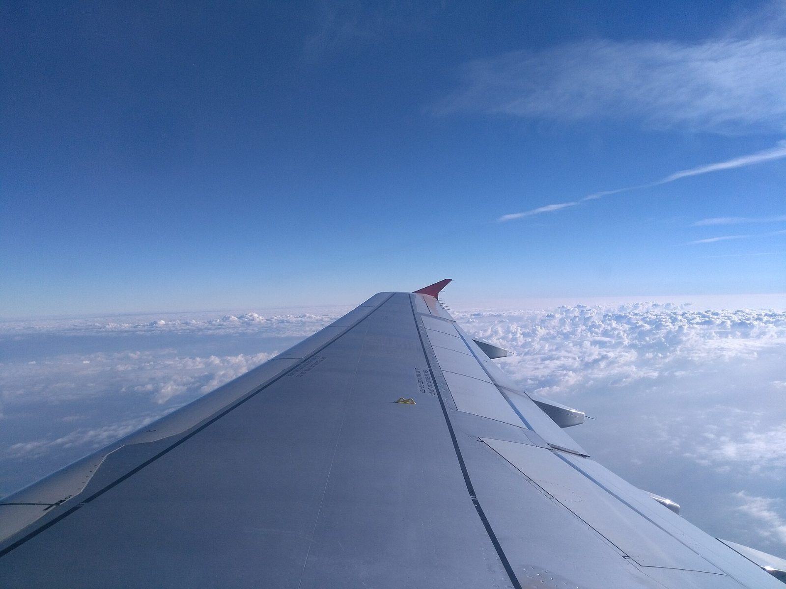 Asa do avião acima das nuvens