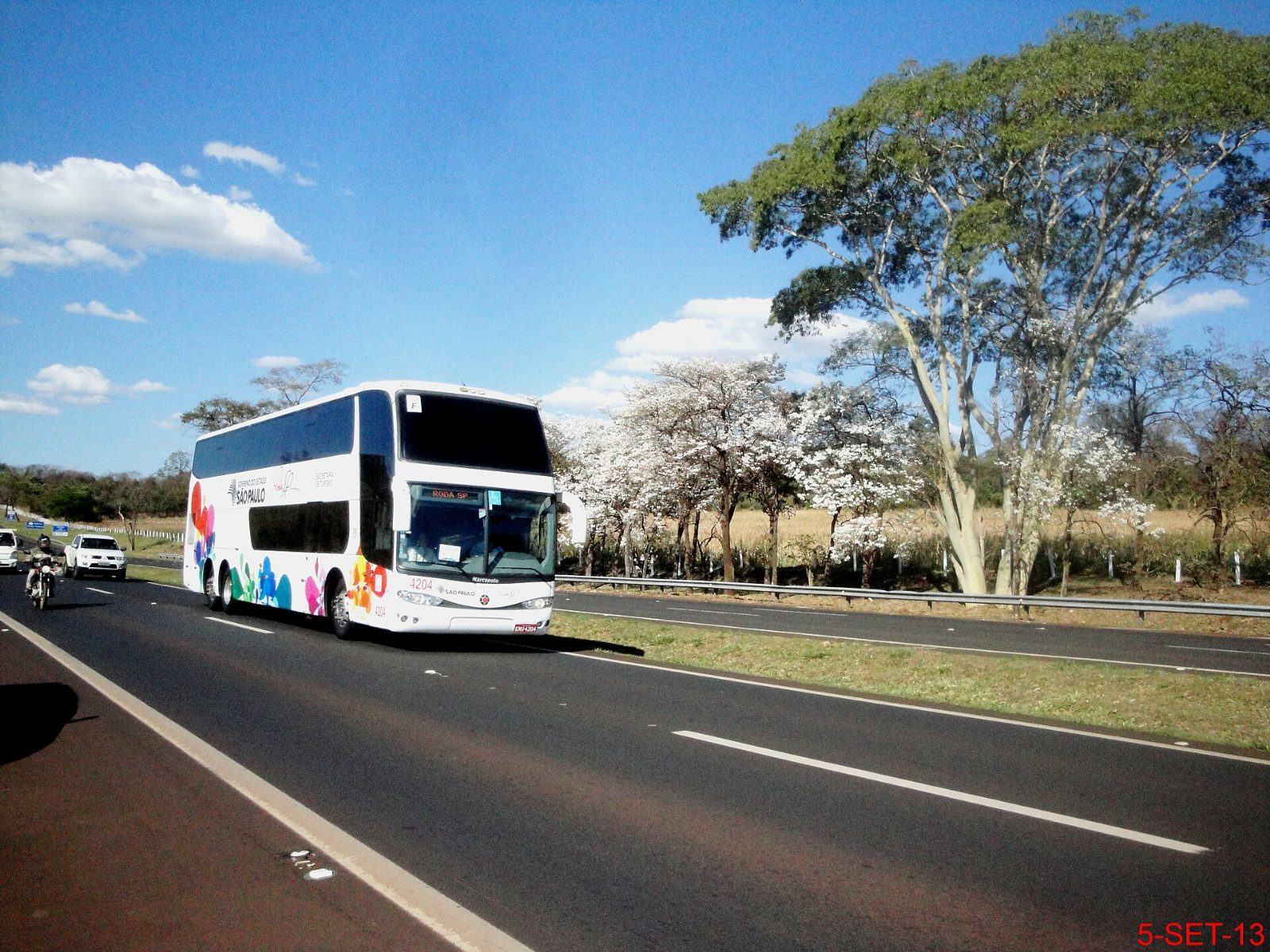 Ônibus de viagem na rodovia